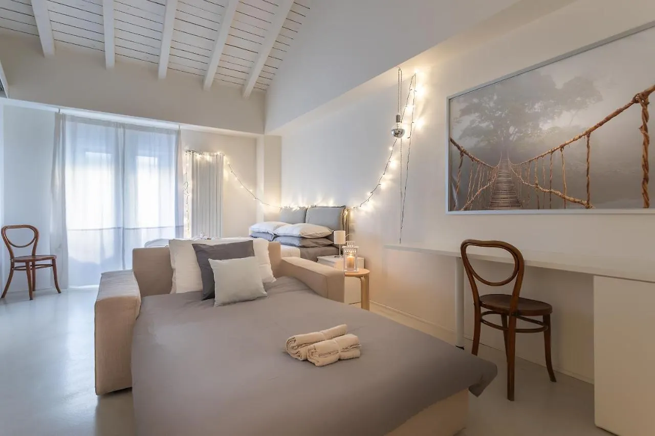 ミラノDesign Loft Walking Distance Brera-Duomo With Wifi+Netflixアパートメント 0*, ミラノ イタリア