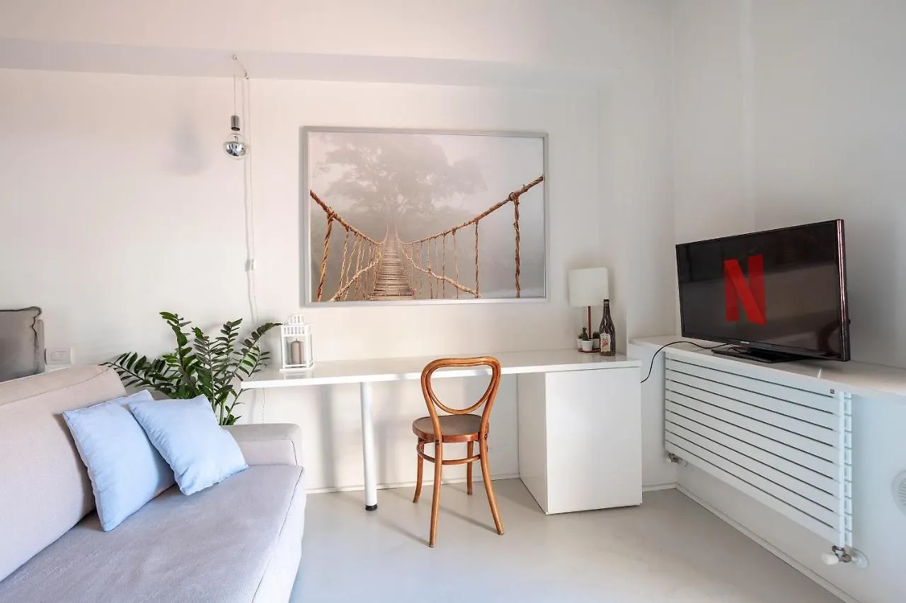 ミラノDesign Loft Walking Distance Brera-Duomo With Wifi+Netflixアパートメント アパート ミラノ